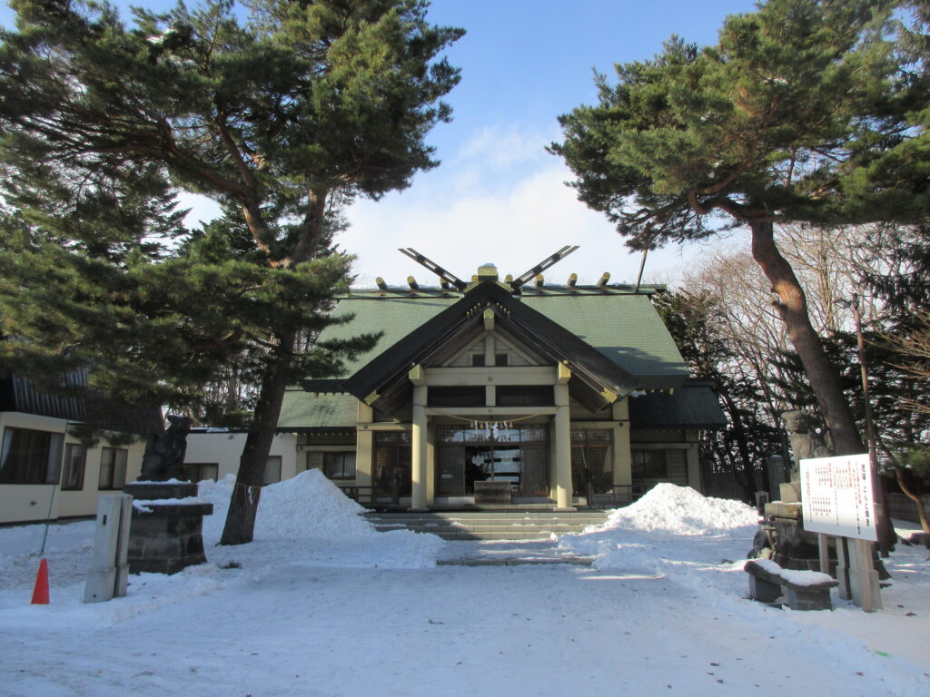 江別神社の冬の社殿と鳥居｜2026年厄払い・どんど焼き案内