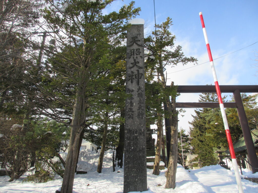 江別神社の冬の社殿と鳥居｜2026年厄払い・どんど焼き案内