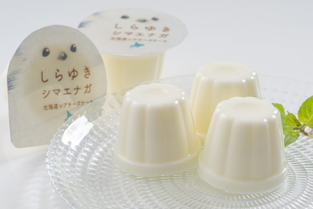 江別市の株式会社北辰フーズが発売する北海道限定土産 しらゆきシマエナガ 実寸大デザインのレアチーズケーキ