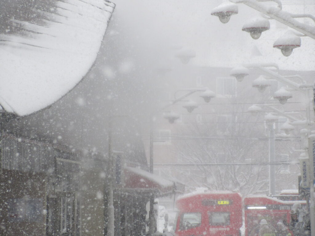 江別市大麻銀座商店街で発生した大規模火災の現場の様子