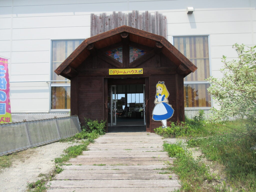 江別市アースドリーム角山農場チャリティーフェスタ2026の様子 動物ふれあいとマルシェイベント