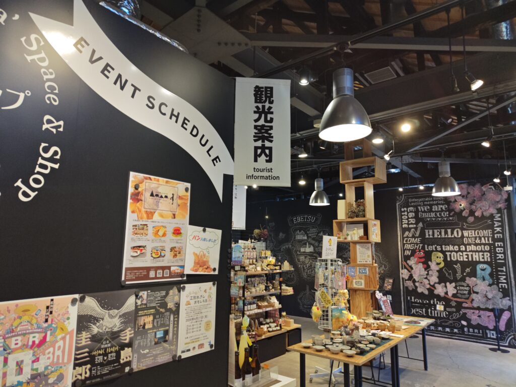 江別の風景を描いた透明水彩作品と銀座ギャラリー展示の様子